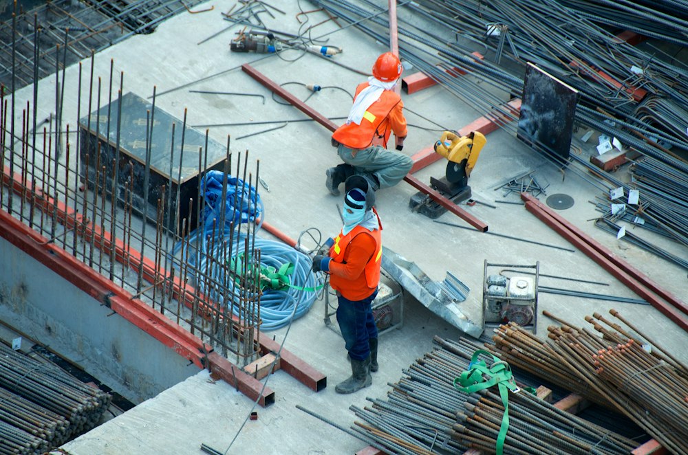 Ingeniero realizando inspección técnica estructural en edificación
